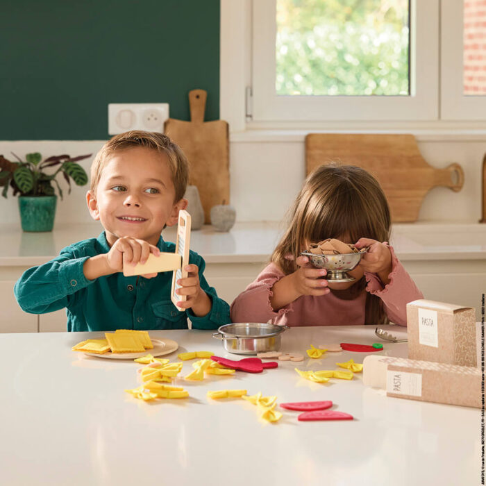 bimbi giocano con pasta mix janod